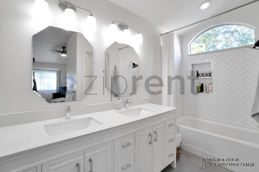 Building Photo - 9404 Fox Den Ct