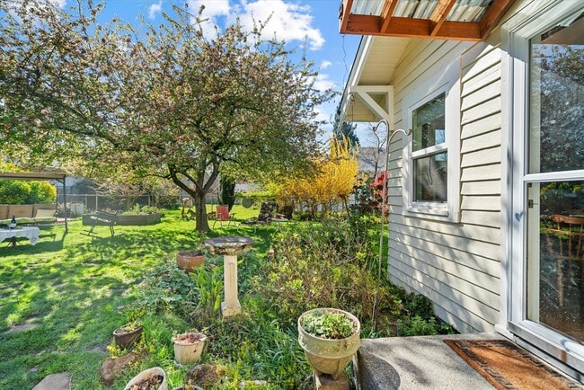 Building Photo - 840 N Farragut St