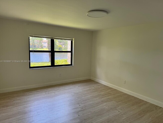 Building Photo - 9293 Vista Del Lago