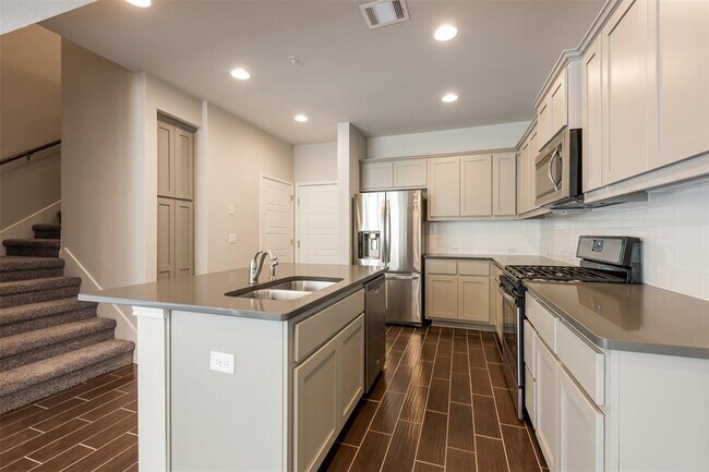 Building Photo - 13800 Lyndhurst St