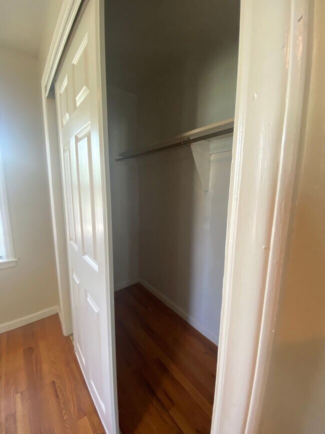 Building Photo - Spacious 3 bedroom house