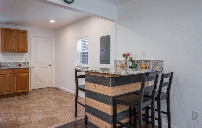 Building Photo - Beautiful 3 bd, 1 bath open kitchen/living, large yard, walk through video.