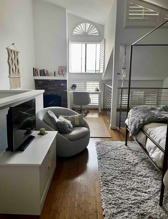 Lofted bedroom - 10926 Bluffside Dr