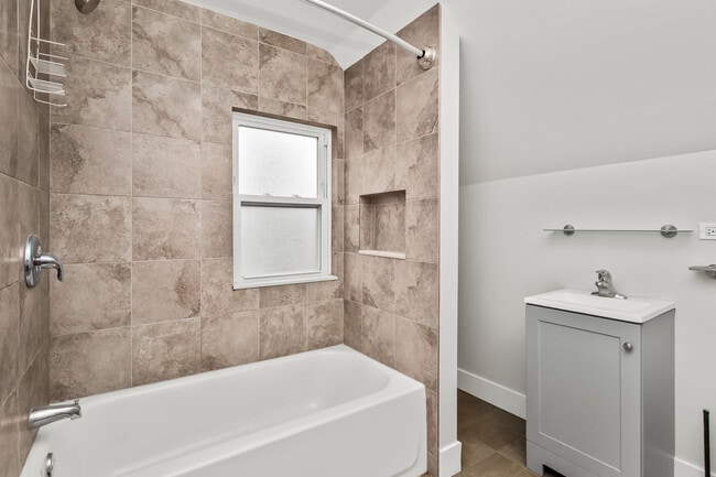 Building Photo - 1116 Darrow Ave