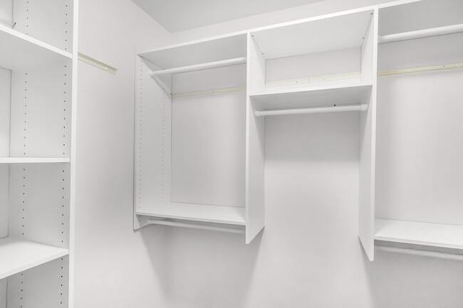 Building Photo - Master-on-Main End-Unit Townhome in Back Creek Villages!