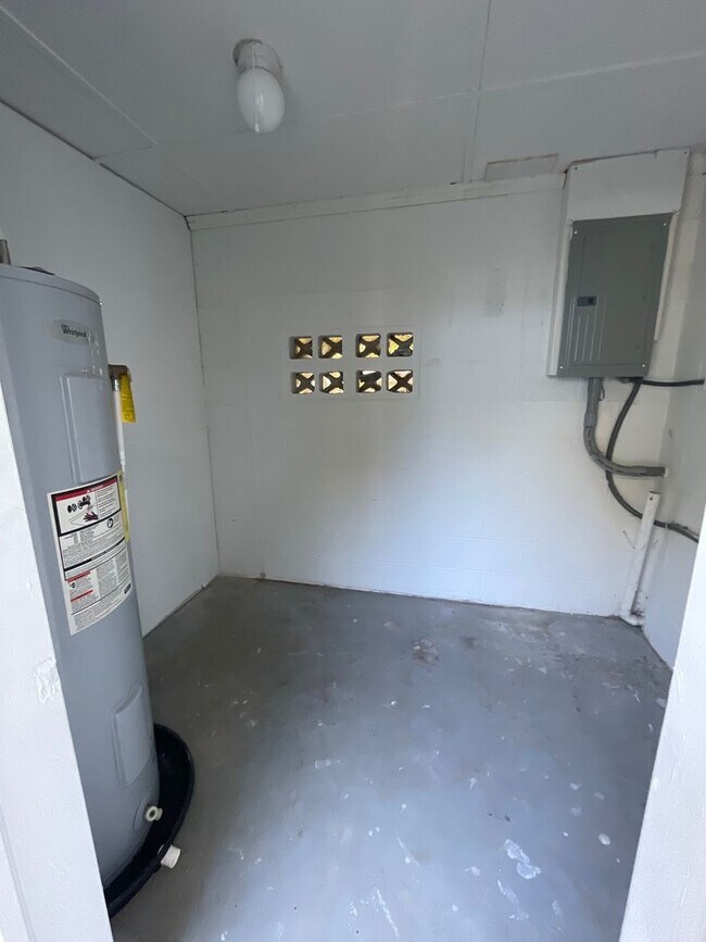 Building Photo - 3 Bed 1 Bath Home | Pet Friendly | Washer ...