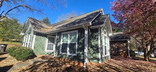 Building Photo - Great clean one level condo convenient to ...