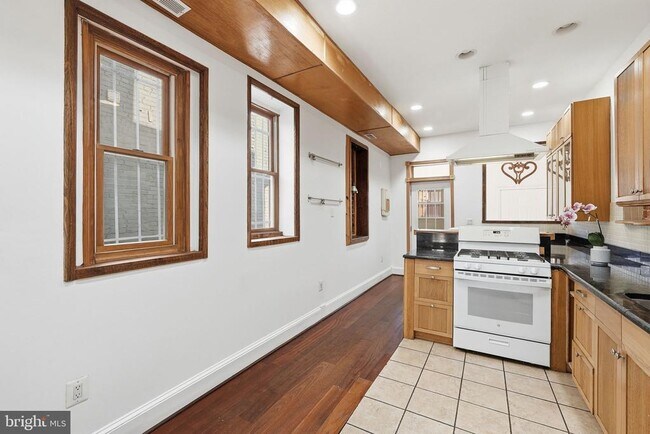 Building Photo - 1116 Monroe St NW