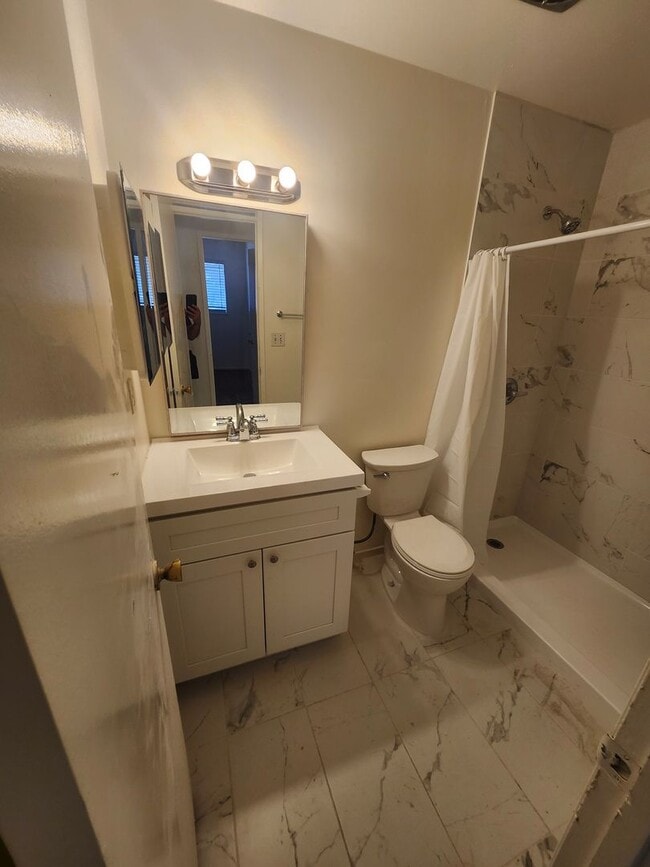 Building Photo - Newly Renovated! Spacious 4-Bed, 2-Bath Ho...