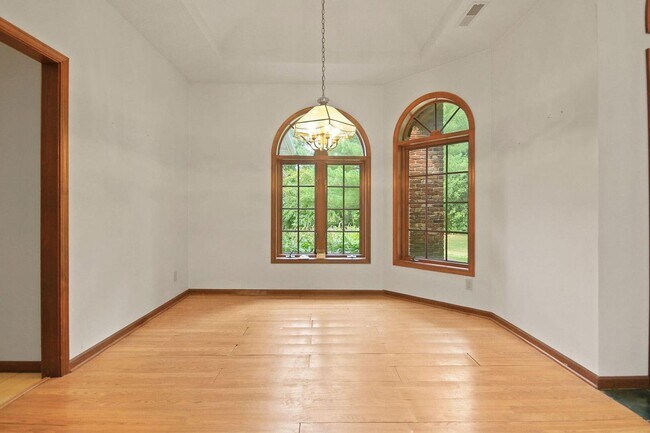 Building Photo - Private 3BR Brick Home with Scenic View