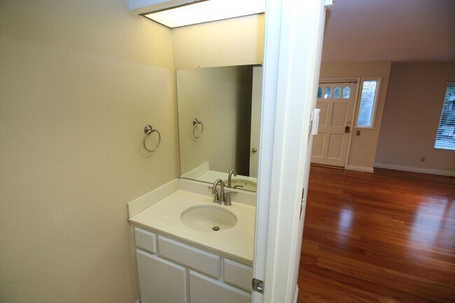 Building Photo - Refurbished Cape Cod Townhome – 2 Master B...