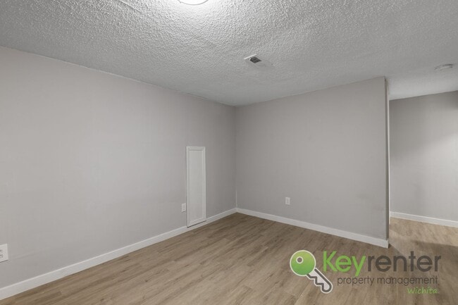 Building Photo - Freshly remodeled 2 bedroom + 2 bonus room...