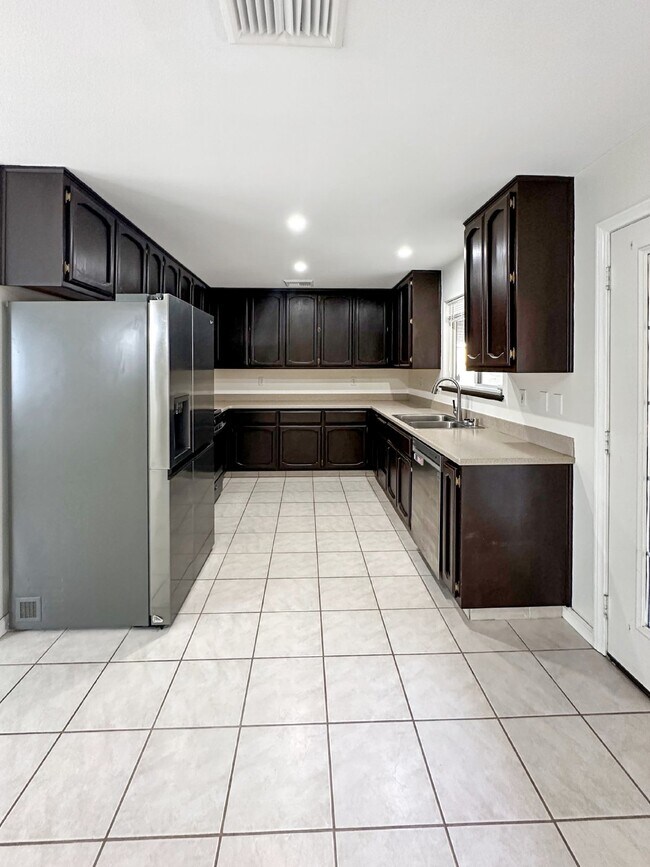 Building Photo - 1240 W Mariposa Ave