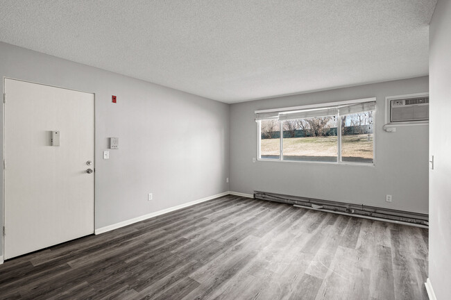 Building Photo - Rosco Apts-2720