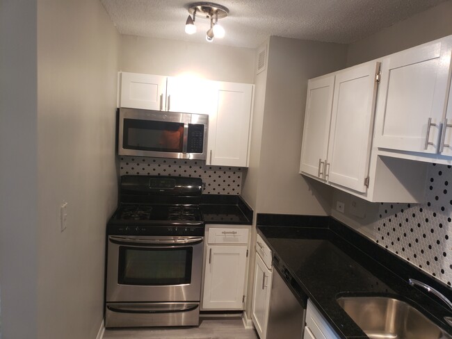 Building Photo - 2200 S Stewart Ave