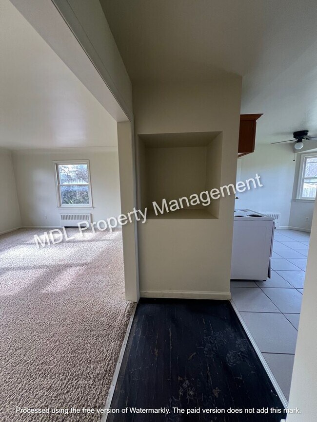 Building Photo - Available NOW! 3 bed 1 bath single family home!