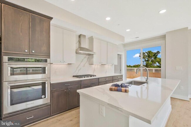 Building Photo - 635 Slaters Ln