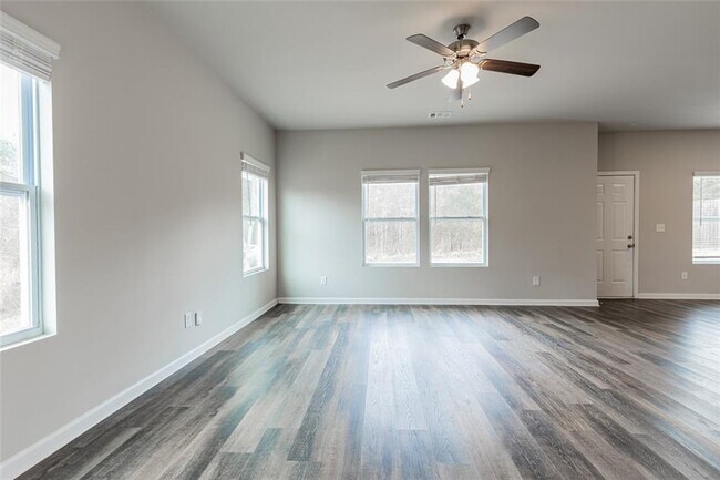 Building Photo - 9220 Golfview Cir