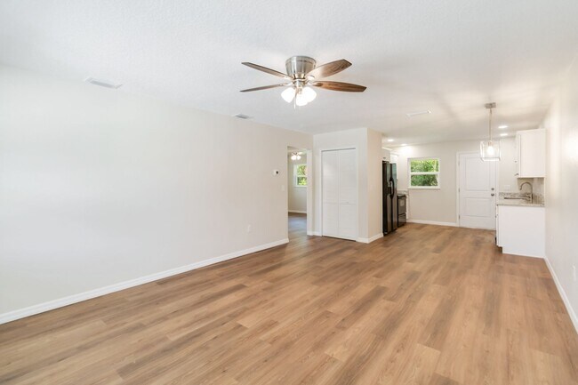 Building Photo - MOVE IN SPECIAL-Beautiful Newly Renovated 2/1 Duplex in St. Cloud Close To Lakefront
