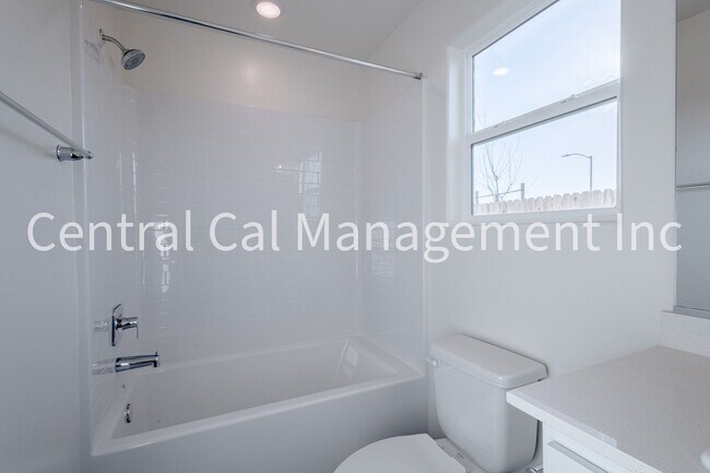 Building Photo - 4 Bedroom/2 Bath Home with Solar in the Desired Southwest!