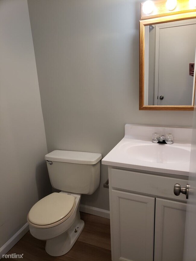 Building Photo - 2 br, 1.5 bath Townhome - 1451 S Center Rd