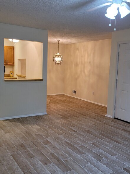 Building Photo - 433 Danbury Ln