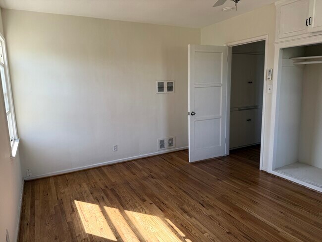 Building Photo - 408 N Doheny Dr