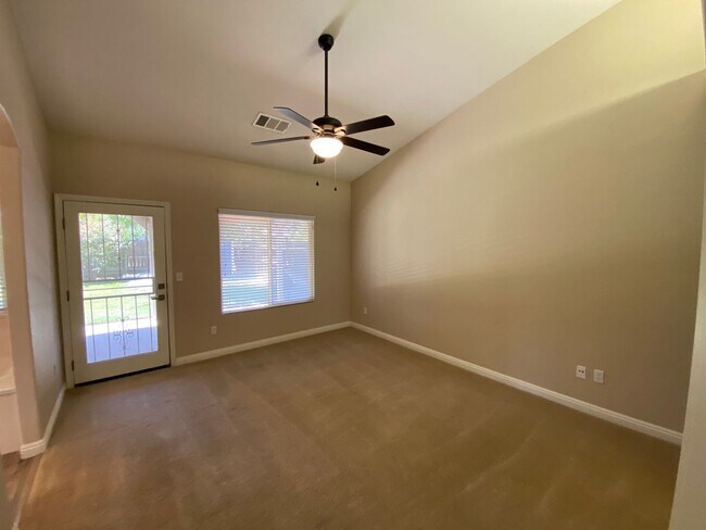 Building Photo - 2643 W Oakridge Ave