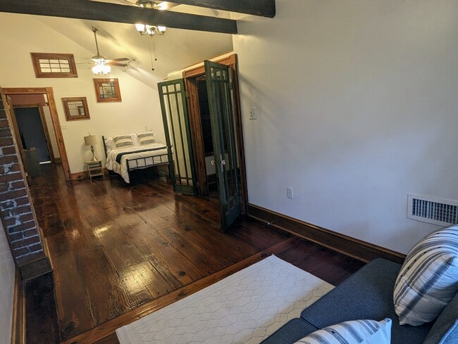 Building Photo - 5107 Dryades St