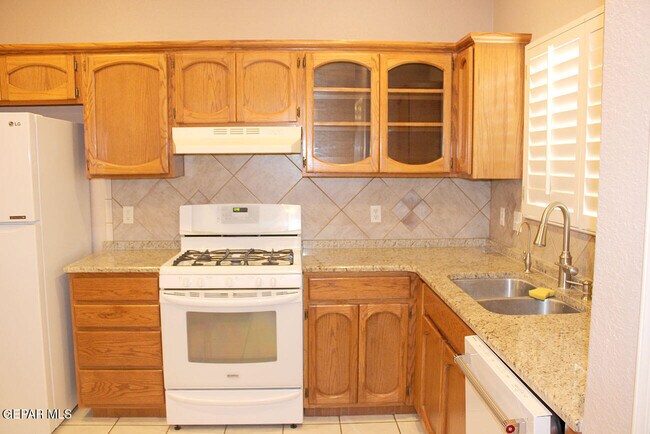 Building Photo - 221 Cloud Song E