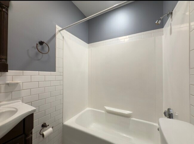 Building Photo - 483 Beacon St