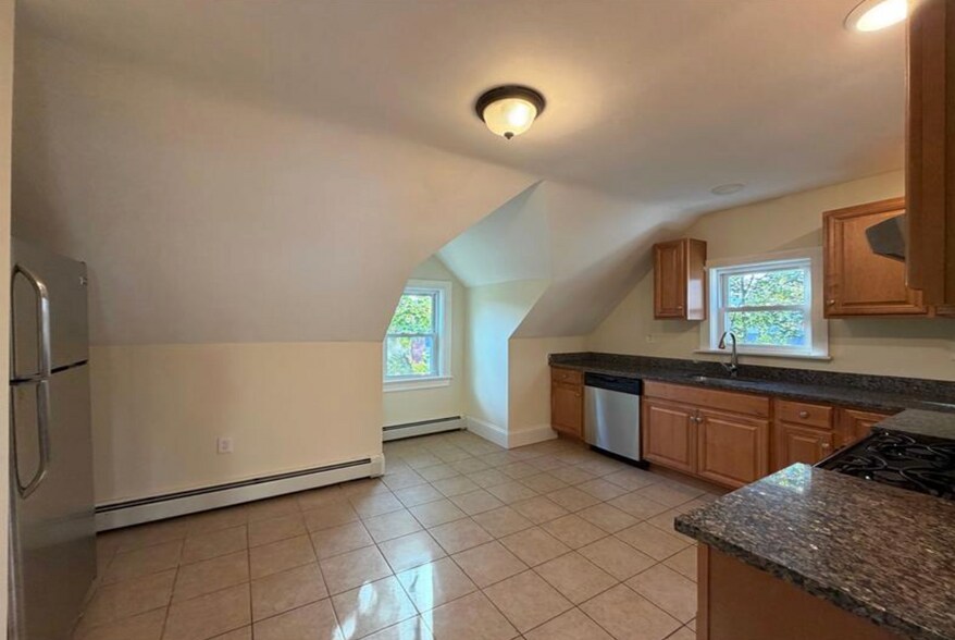 Building Photo - 102 Sycamore St