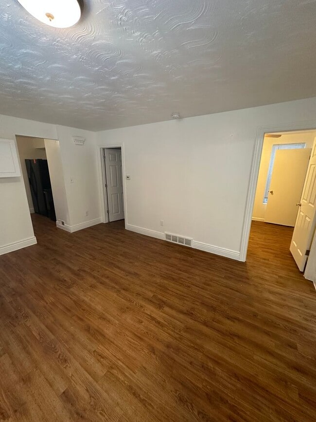 Building Photo - Charming 2 Bedroom House!