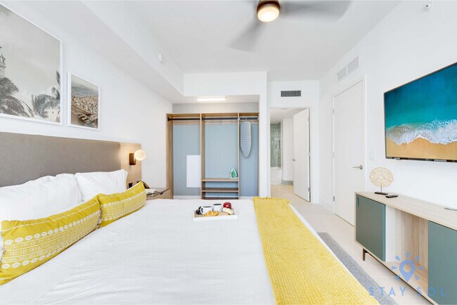 Building Photo - 601 NE 1st Ave