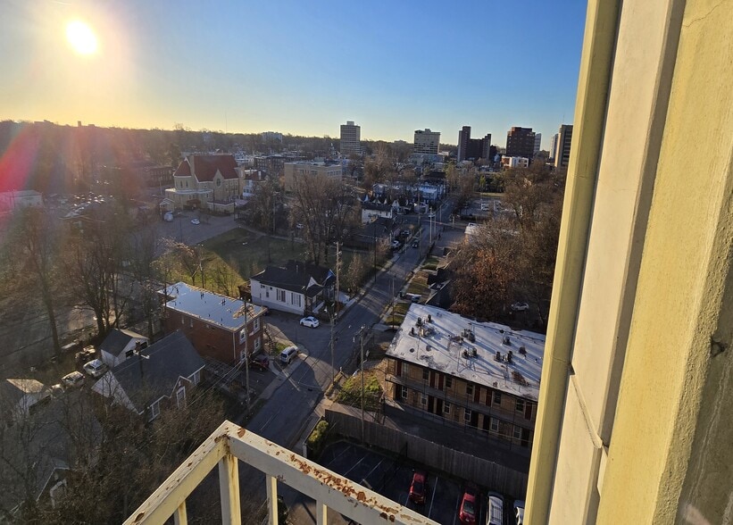 Building Photo - 1271 Poplar Ave