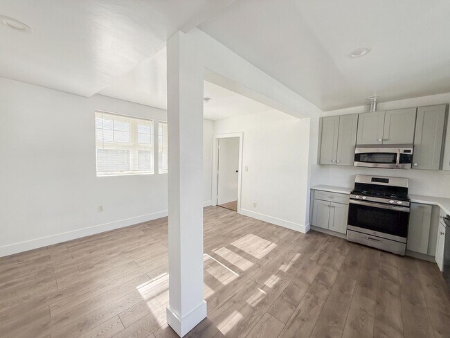 Building Photo - 4 bed 3 bath Single-family Home in Glenview/Lower Diamond area of Oakland