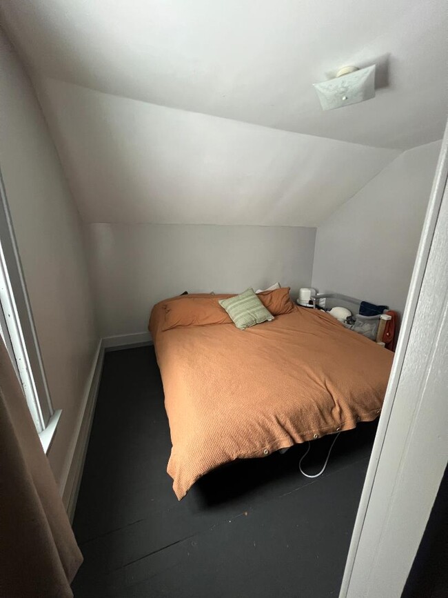 Building Photo - 110 E Monico St