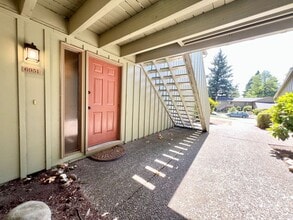 Building Photo - Charming Updated 2 Bed/1 Bath Condo in Tranquil Lake Oswego!