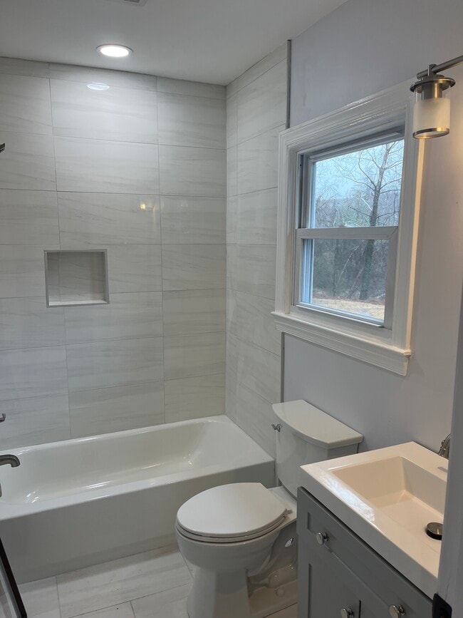 Building Photo - 976 Lindridge Dr NE