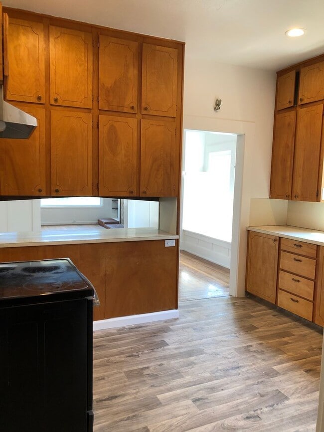 Building Photo - Enjoy The River Breeze On The Front Porch