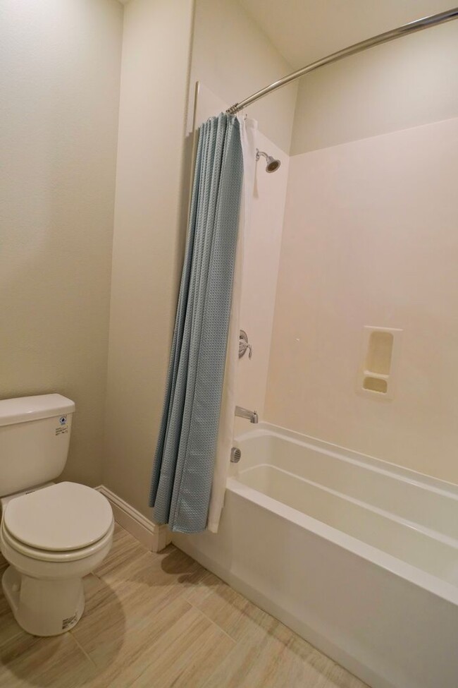 Building Photo - Furnished or Unfurnished 3 Bedroom, 2.5 Ba...