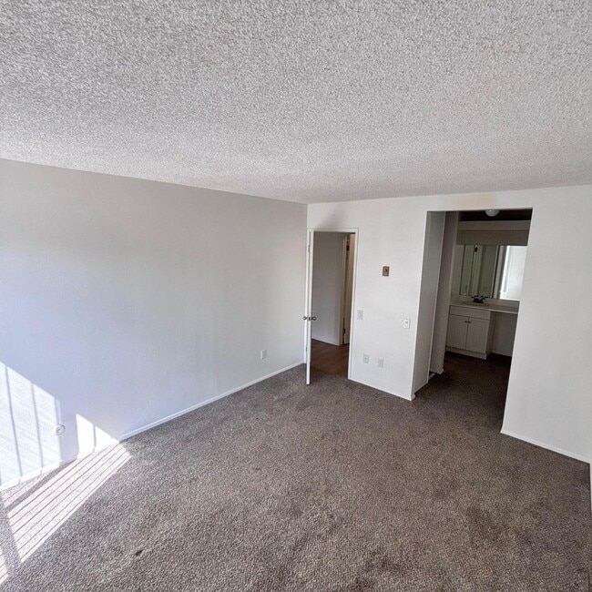 Building Photo - LIGHT & BRIGHT UPGRADED, 2 BEDROOM CONDO, ...
