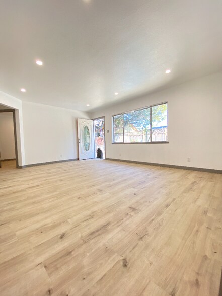 Building Photo - 635 N Delaware St