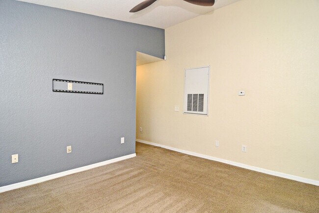 Building Photo - 2-bed 1-bath - Gated - Pool - Condo - Laun...