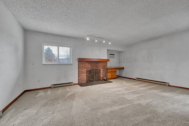 Building Photo - $1,395.95, 1 bed, 1 bath garden level Condo with Washer/Dryer