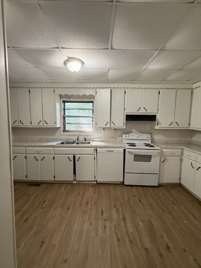 Building Photo - Renovated 3 Bedroom 1 Bath Home for Rent! (Month to Month Lease Only)