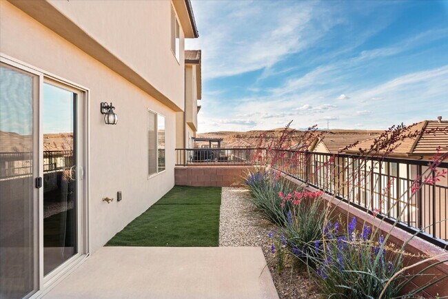 Building Photo - "Spacious 4-Bedroom Townhouse Retreat on S...