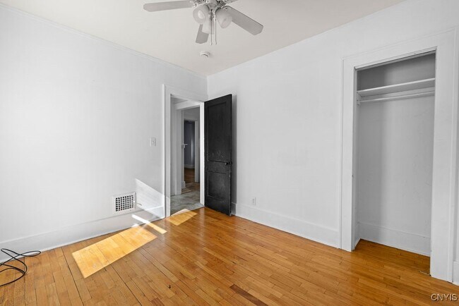 Building Photo - 403 Valley Dr