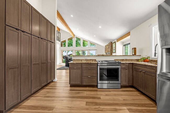 Building Photo - Fully Furnished Executive Townhome in Kiss...