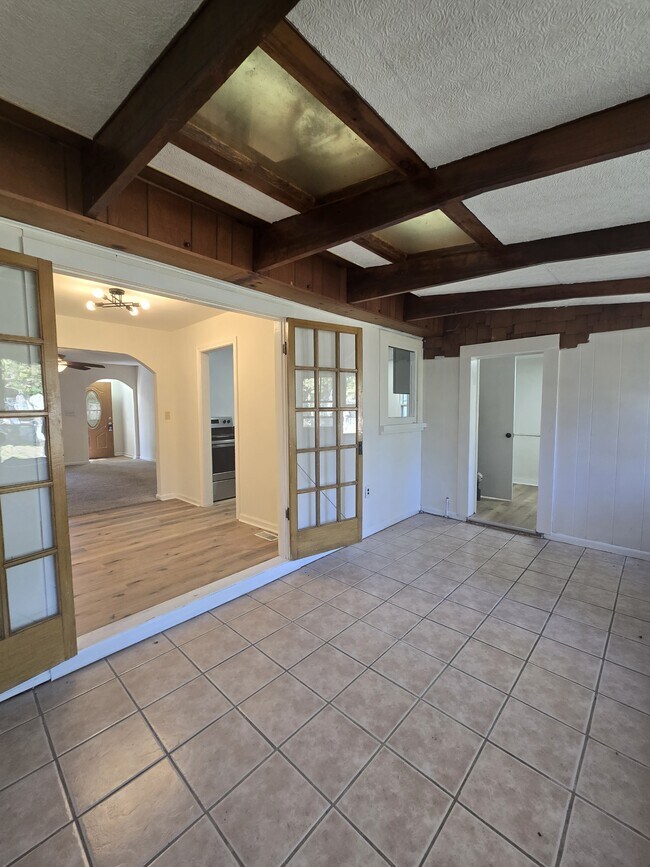 Building Photo - 1334 N Estelle St